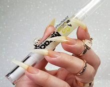 Load image into Gallery viewer, Miracle GrowTH Cuticle & Nail Oil Pen - 3ml Refillable Applicator
